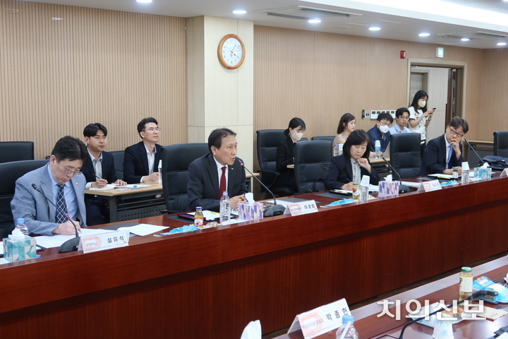 치협과 국민건강보험공단은 오늘(19일) 건보공단 스마트워크센터에서 2024년도 요양급여비용 계약을 위한 1차 협상에 돌입했다.<천민제 기자>
