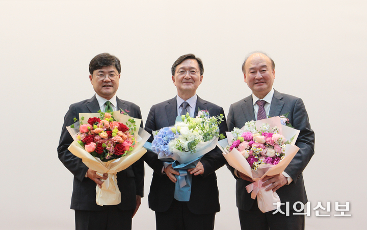 (좌측부터) 이용무 신임 병원장, 유홍림 서울대 총장, 구 영 전임 병원장.