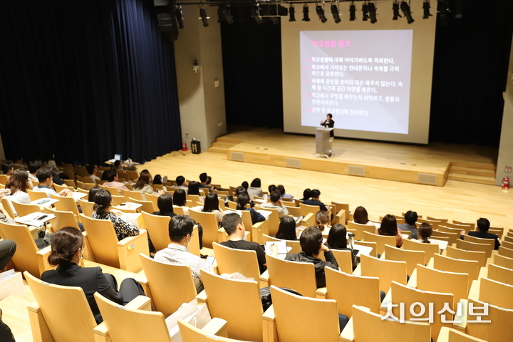 조선미 교수 강연을 참석자들이 경청하고 있다.