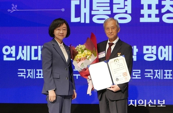 김경남 연세치대 명예교수가 국내 치과의료기기 및 기술을 국제표준으로 제정하는데 기여한 공로를 인정받아 대통령 표창을 받았다. 사진 왼쪽부터 오유경 식약처장, 김경남 명예교수.<윤선영 기자>