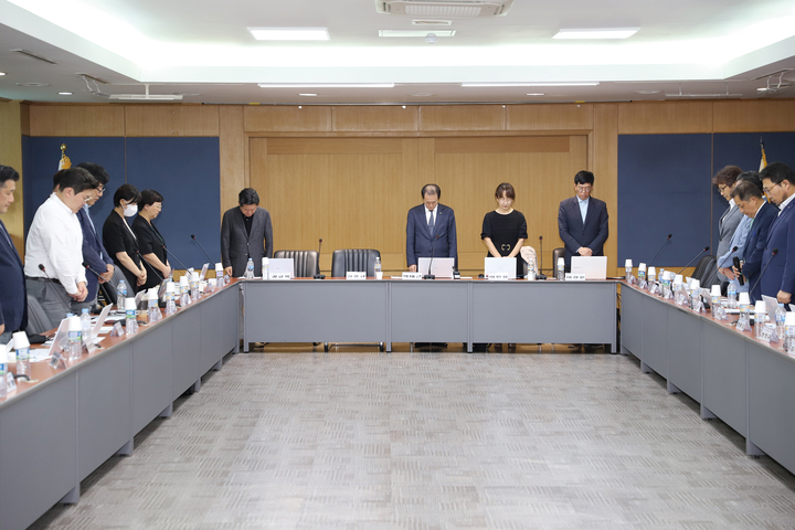 수해 참사 회원 묵념 2023 회계연도 제3회 치협 정기이사회는 지난 18일 치협 대강당에서 열린 가운데, 집행부가 오송 지하차도 침수 참변 희생자를 추도하며 묵념했다.<천민제 기자>