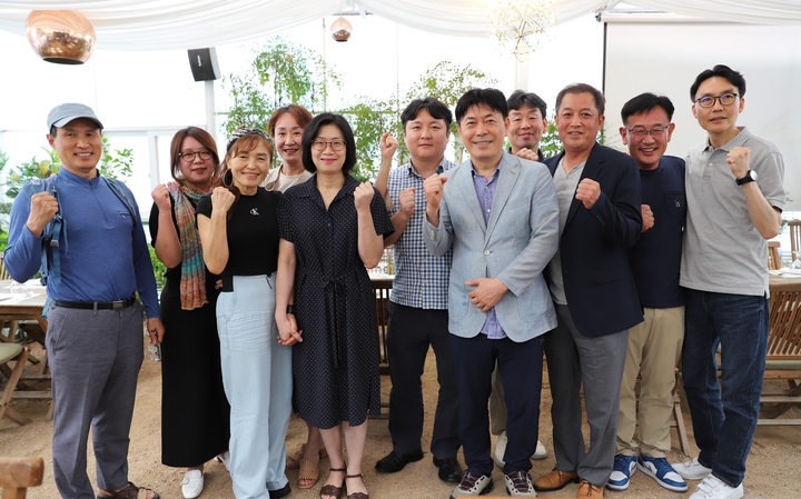 치협 공보위원회 회의 후 참석자들이 기념촬영을 했다. <전수환 기자>