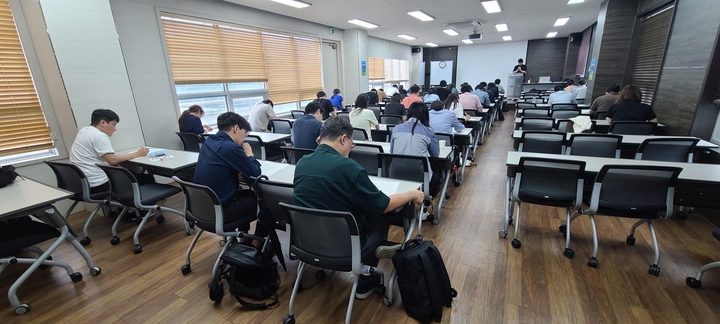 대한심미치과학회는 지난 16일 인정의 교육원 펠로우 고시를 치렀다고 밝혔다.<사진 : 심미치과학회 제공>