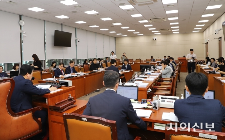 국회 보건복지위원회는 23일 국회 본관에서 제2법안심사소위원회를 열어 국립치의학연구원 설립 관련 법안을 심의, 의결했다.