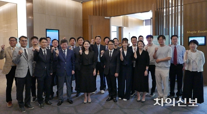지난 7일 열린 ‘미니튜브 임상교정’ 출판기념회 참석자들이 저서의 출간을 축하하고 있다.<윤선영 기자>