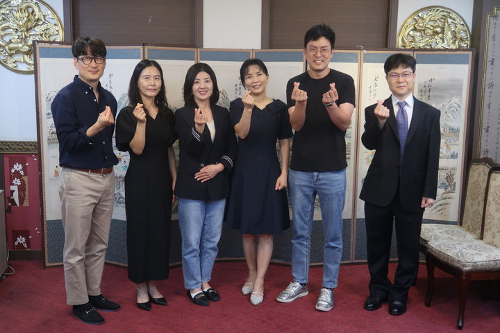 KDA·CDC 2023 조직위원회가 지난 9월 19일 대전 모처에서 기자간담회를 열었다. 이날 기자간담회에는 김미중 조직위원장과 권은혜 홍보본부장, 양찬영 학술본부장, 정열 사무총장, 남진우·주상희 홍보본부 위원 등 조직위원회의 주축인 대전지부 임원들이 자리한 가운데 ‘KDA·CDC 2023’ 행사 기간 동안 선보일 50여개의 강연‧이벤트에 관한 브리핑 시간을 가졌다.<정현중 기자>
