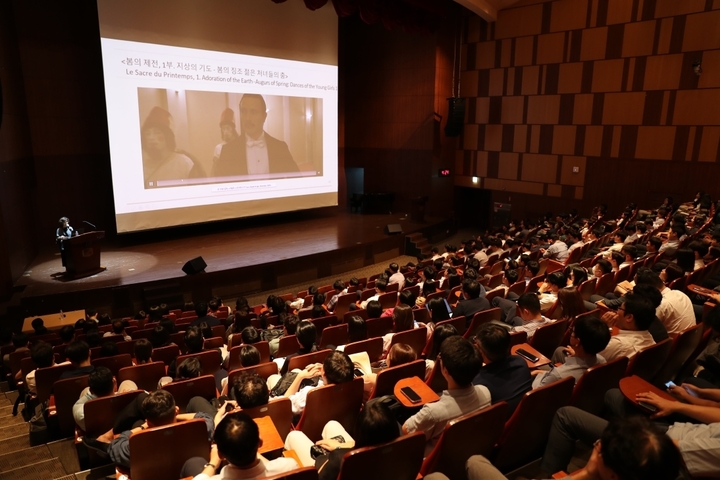 동화약품이 전 임직원 대상으로 서울성모병원 성의회관 마리아홀에서 동화약품 지식경영의 대표 프로그램인 ‘동화특강’을 130회째 개최했다고 지난 9월 15일 밝혔다.<동화약품 제공>