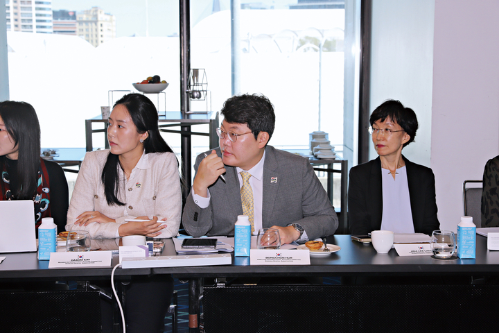 이날 한국 대표로 허봉천 치협 국제이사(가운데), 이지나 FDI 위원(우측), 김다솜 치협 국제위원회 위원(좌측)이 참석했다.