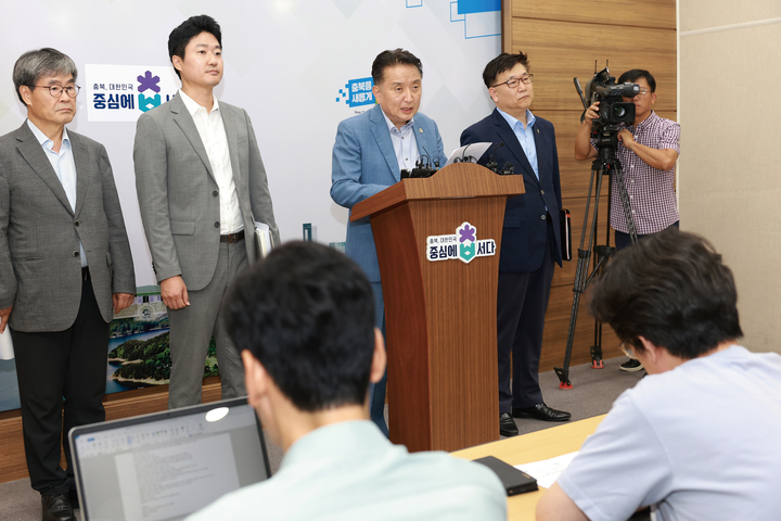 김영환 충북도지사(우측 두 번째)가 지난 9월 19일 도내 의과대학 정원 확대와 더불어 국립치과대학 설립 계획을 밝혀 파문이 일었다.<충북도청 제공>