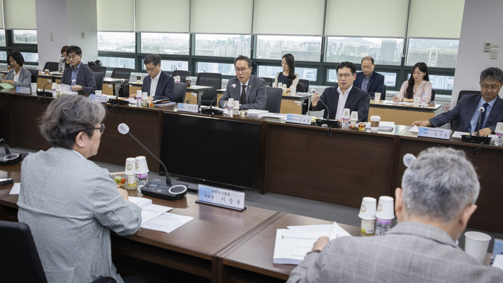보건복지부는 내년 1월부터 3차 상대가치점수 제도를 시행하겠다고 밝혔다. 사진은 최근 열린 건강보험정책심의위원회 현장.<복지부 제공>