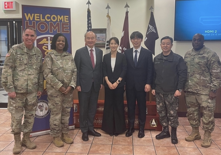 (좌측부터)Stephen J. Tanner 대령 (미육군 치의병과장), Azure Utley 대령 (주한미군 치과부대장), 구 영 교수(서울대), 송민주 교수(단국대), 오경철 교수(연세대), 권동주 대 (육군 치의병과장/국군수도치과병원장)