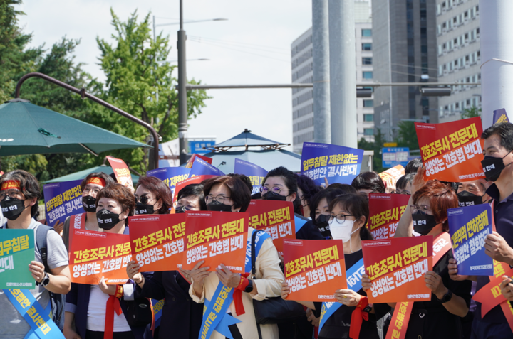 대한간호조무사협회가 민주당이 간호조무사 학력제한 폐지 약속을 지키지 않은 간호법안을 재발의하는 것과 관련 성명서를 최근 발표했다.<간무협 제공>