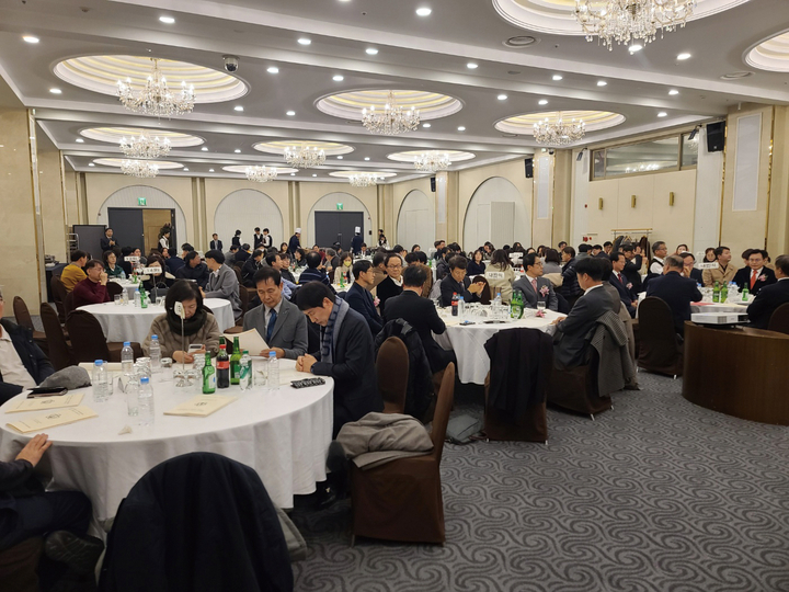 경북치대·치전원 동창들이 만나 친목을 쌓는 시간을 가졌다. <경북치대 동창회 제공>