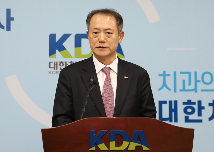 박태근 협회장이 11월 28일 열린 치과계 기자회견을 통해 12월 2일 임시대의원총회 부의 안건에 대한 입장을 밝혔다.<윤선영 기자>