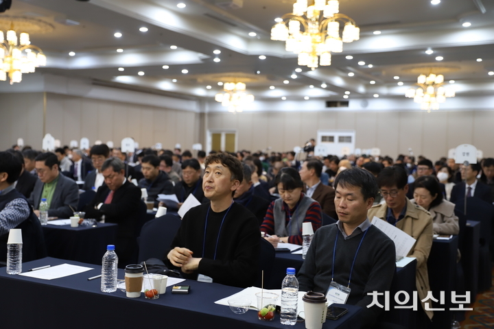 임시 총회에 참석한 대의원들이 안건 관련 제안 설명을 듣고 있다.<이광헌 기자>