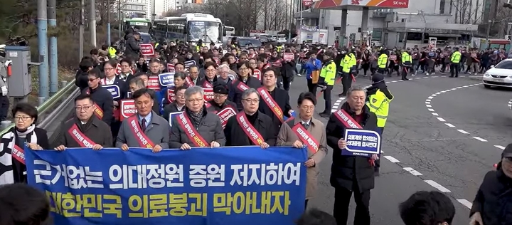 대한의사협회는 3월 3일 전국의사총궐기대회를 예고했다. 사진은 지난 2월 25일 열린 전국 의사 대표자 확대회의 후 가두시위 현장.<사진 : 의협>