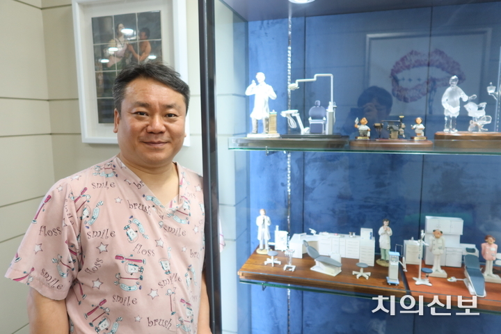 권 훈 원장은 치아의 소중함과 구강위생의 중요성을 일깨우는 전시회를 조선대학교 치과대학과 함께 진행 중이다.<천민제 기자>