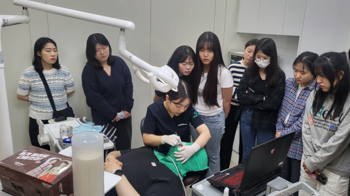 선문대학교 치위생학과는 최근 부천사과나무치과병원에서 치과보철학 특강 및 실습, 견학 등을 진행했다고 밝혔다.<선문대 제공>