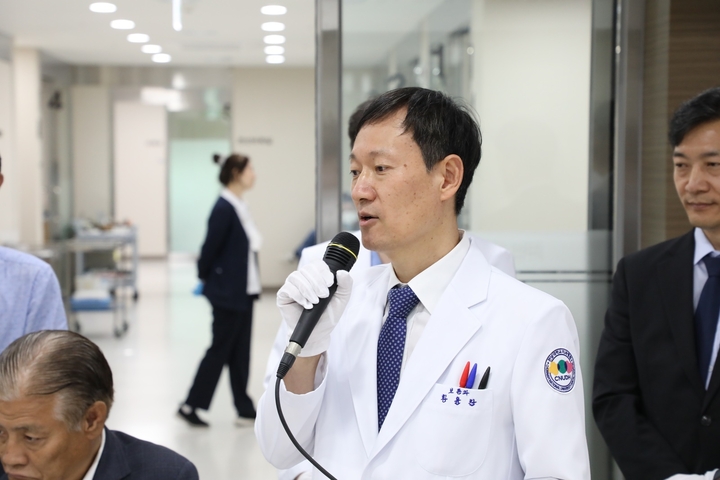 황윤찬 전남대학교치과병원장이 인사말을 하고 있다. <전남대학교치과병원 제공>