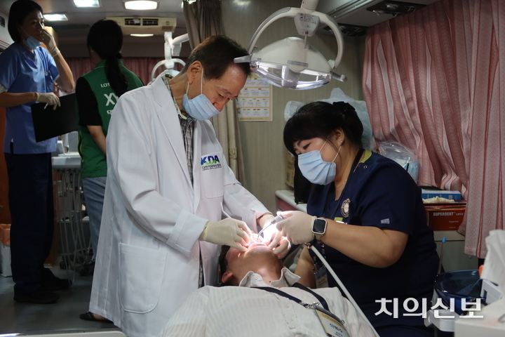 치협은 지난 7월 25~27일간 열린 ‘더 라이프 스타일 박람회 2024’에 참가해, 시민들에게 무료 구강검진을 제공했다.<천민제 기자>