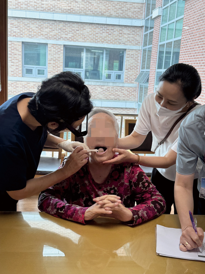 재단법인 스마일은 지난 8월 10일 서울치대여자동문회, 대한치과위생사협회와 국민건강보험 서울요양원 구강보건실의 본격 진료를 개시했다고 밝혔다.