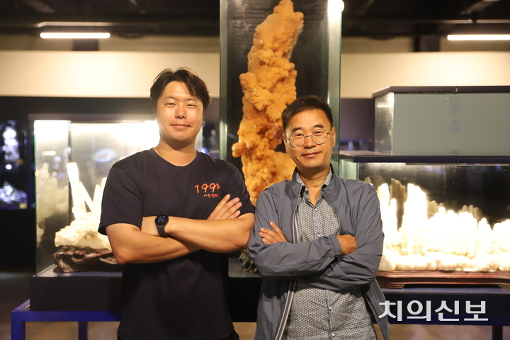 (왼쪽부터) 박경돈 본부장과 박종학 원장이 전시관을 소개하며 기념사진을 촬영했다. <이광헌 기자>