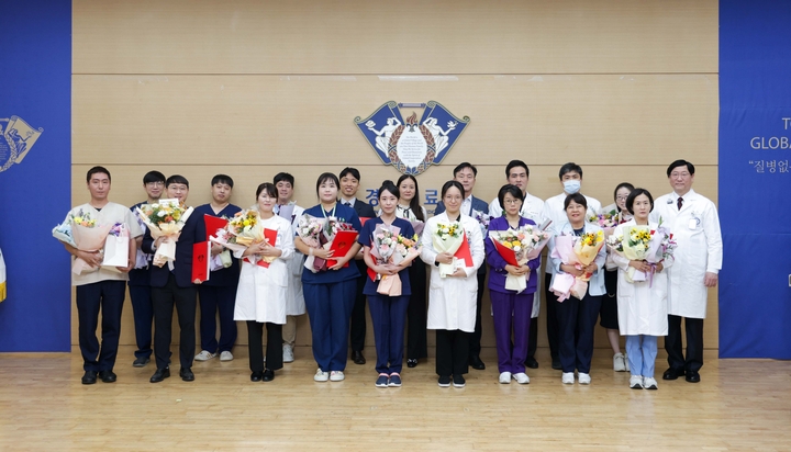 경희의료원 개원 53주년 기념식 수상자들이 단체 사진 촬영을 했다.<경희의료원 제공>