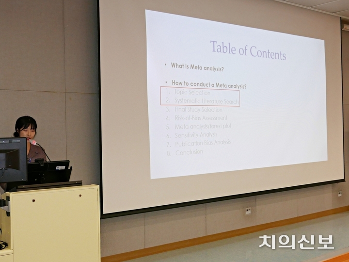 한샛별 연구조교가 ‘임치원 재학생이 경험한 SCI급 논문 작성법 시리즈’의 두 번째 강연을 진행하고 있다.
