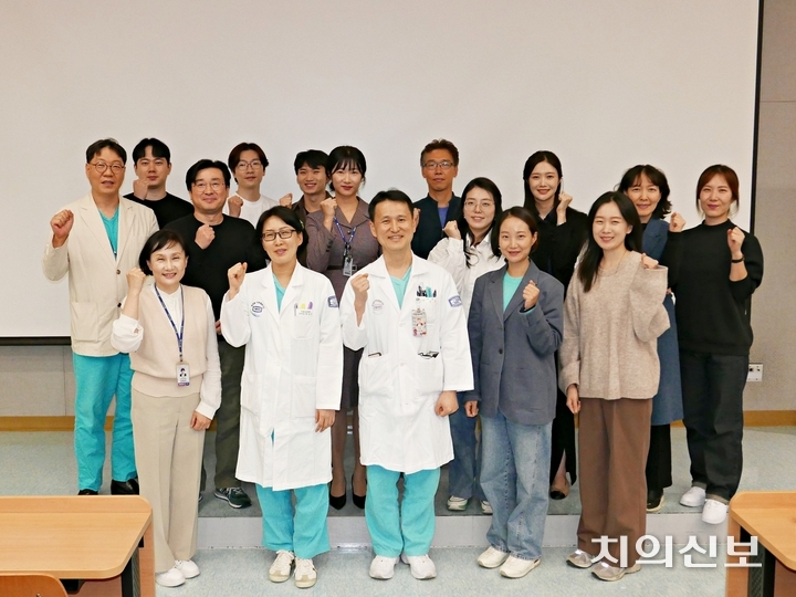 재학생과 교수진이 강연 후 기념 촬영을 했다.