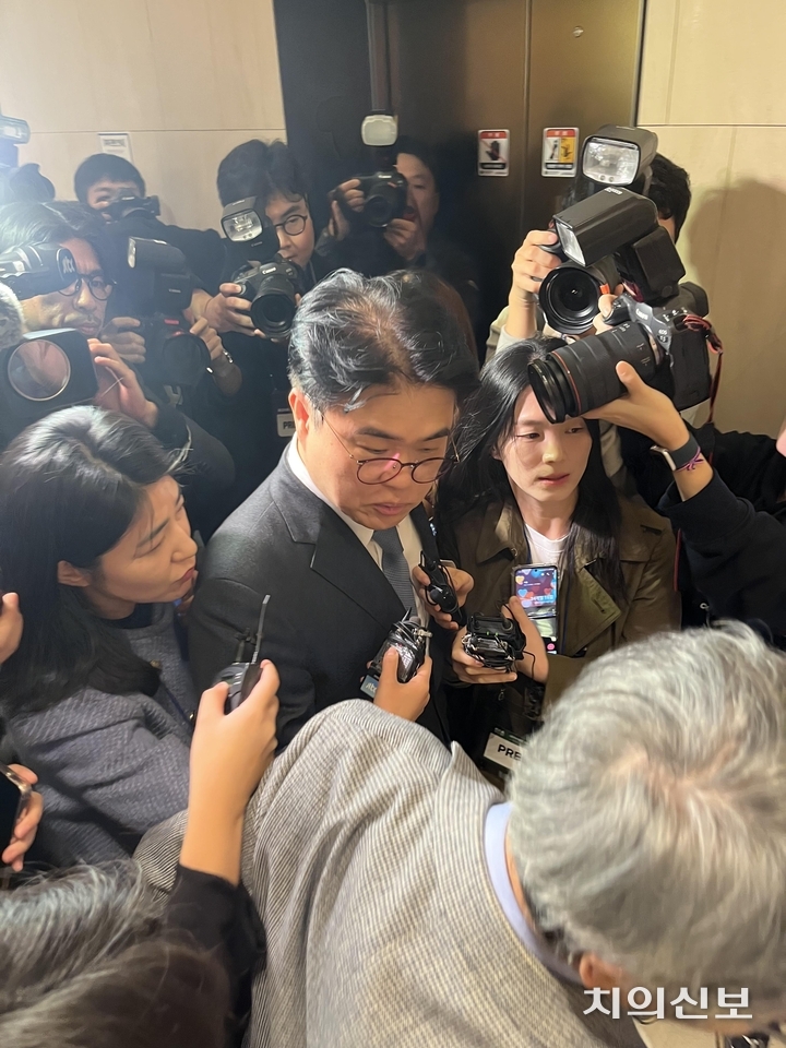 임현택 회장이 불신임 안건 가결 직후 임시총회 현장을 빠져나가고 있다.<이광헌 기자>