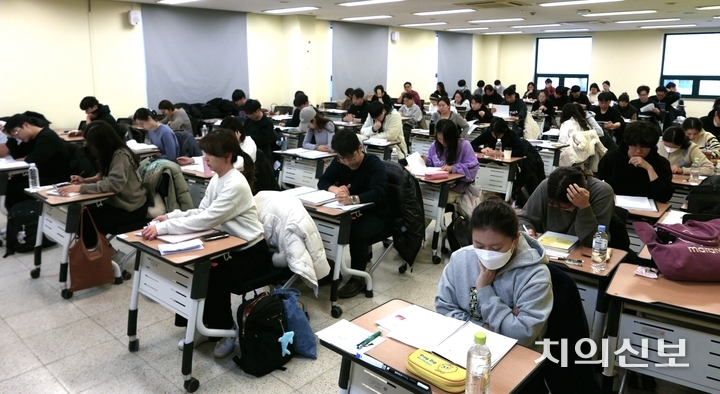 을사년 새해 전문의 자격을 취득하기 위해 343명의 치과의사들이 도전했다.<이광헌 기자>