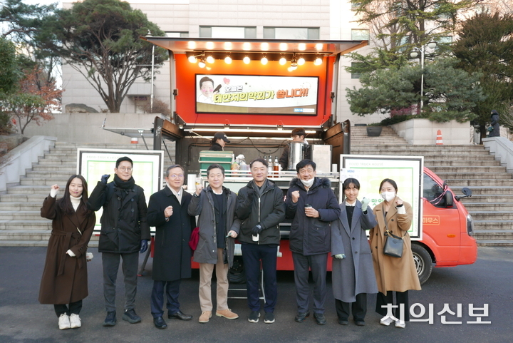대한치의학회가 전문의시험 응시생들을 위해 커피차를 대동해 격려에 나섰다. <이광헌 기자>