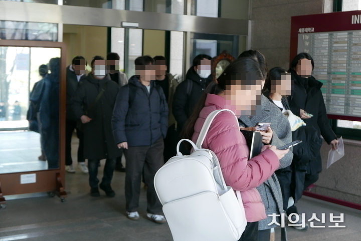 시험을 마친 응시생들이 퇴장하고 있다. <이광헌 기자>