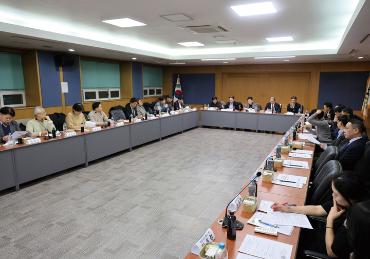 박태근 협회장은 지난 5일 각 분과 학회장과 간담회를 열고 협회비 미납 회원 보수교육비 차등 적용에 관한 의견을 수렴했다.