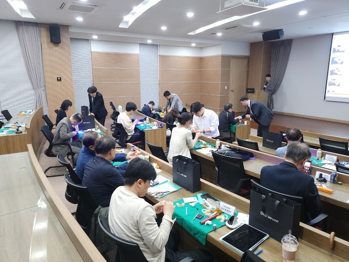 디오가 지난 4월 20일 부산 본사 신관 3층 세미나실에서 ‘DIO Ortho navi. Clear Aligner Seminar’를 성황리에 마무리했다. <디오 제공>
