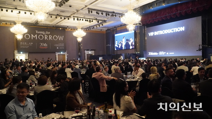 덴티스는 지난 4월 21일 인터불고호텔 대구에서 ‘덴티스 20주년 기념행사 & 글로벌 포럼’을 개최했다. 사진은 덴티스 20주년 기념행사 현장. <정현중 기자>