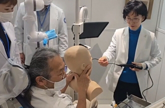 그림 4. 노인치과클리닉에서의 laryngoscopy (실습)