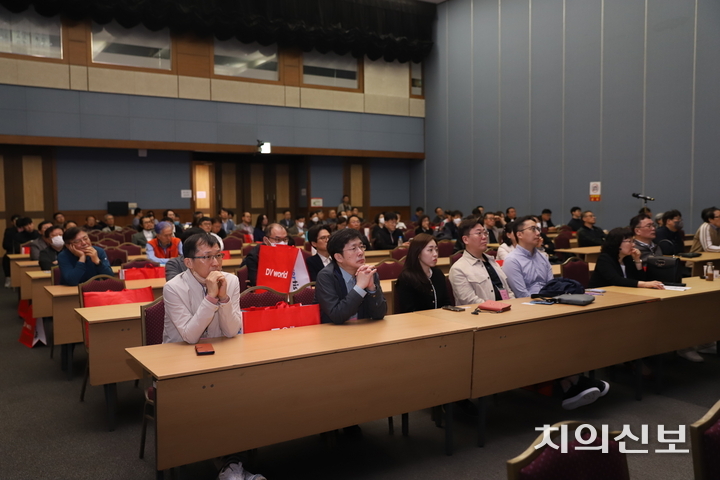 현장에는 지역 개원의는 물론 전국에서 모인 치과의사 약 700명이 참석해, 임상 중심의 강연과 기자재 전시에 높은 관심을 보였다.