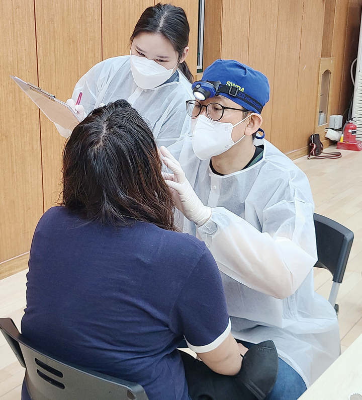수원분회가 지난 4월 17일 자혜학교를 방문해 유치원, 초·중·고·전공과 학생들의 구강검진을 실시했다.