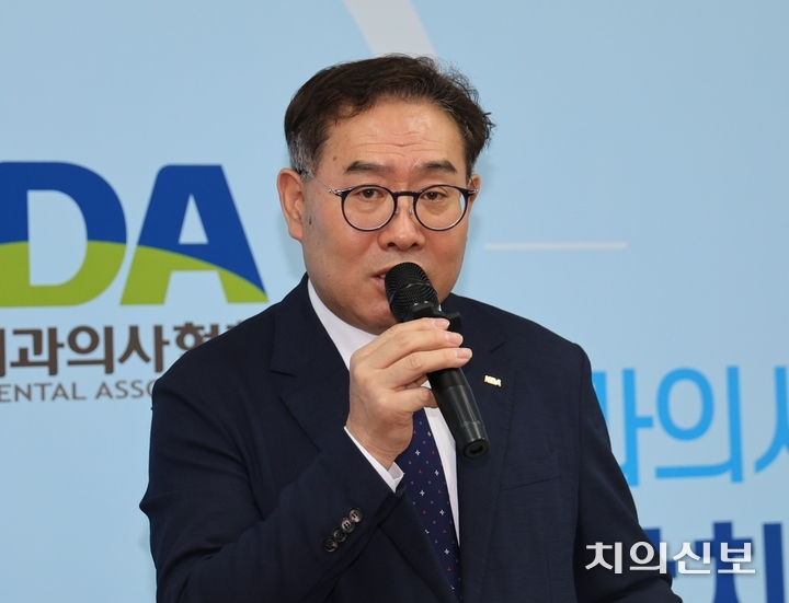박영채 치협 대선 기획단장이 정책 제안서의 주요 내용을 설명하고 있다.<윤선영 기자>