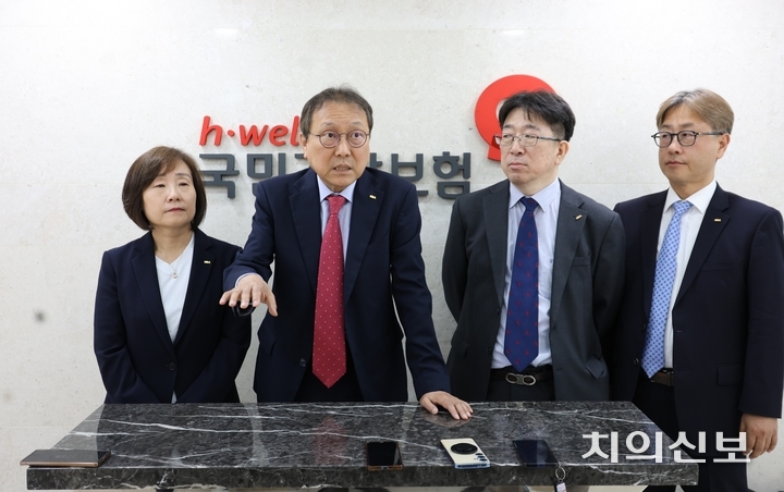 2026년도 1차 수가협상이 개시된 가운데, 치협 수가협상단이 백브리핑을 열었다. 왼쪽부터 김수진 치협 보험이사, 마경화 수가협상단장, 설유석 보험이사, 함동선 서울지부 부회장.<천민제 기자>