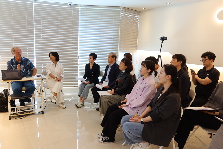 Nordstar Academy 교육 참가자들이 지난 12일 오알프치과에서 Dr. Darick Nordstrom의 강의를 듣고 있다. <전수환 기자>