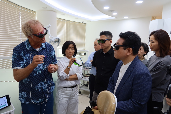 Dr. Darick Nordstrom이 레이저 장비를 시연하고 있다. <전수환 기자>