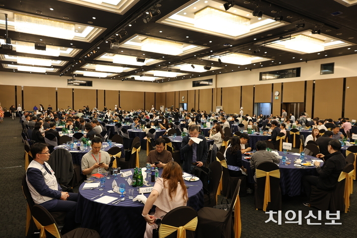 경북지부는 지난 17~18일 2025 춘계학술대회를 개최한 가운데, 성대한 만찬이 열렸다.<천민제 기자>