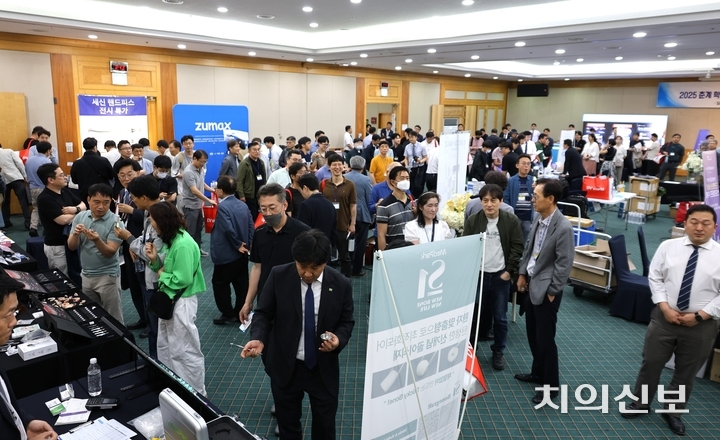 경북지부는 지난 17~18일 경주 더케이호텔에서 2025 춘계학술대회 및 제40회 가족동반회원친목대회를 개최한 가운데, 행사장이 회원으로 붐볐다.<천민제 기자>