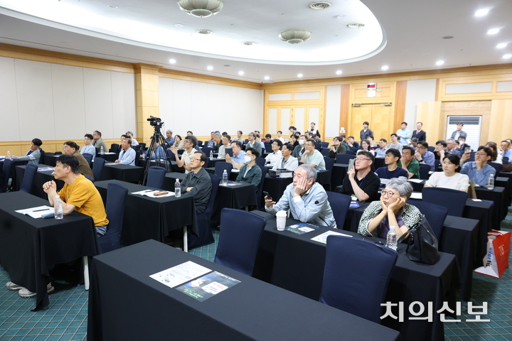 경북지부는 지난 17~18일 2025 춘계학술대회를 개최한 가운데, 강연장이 만석을 이뤘다.<천민제 기자>