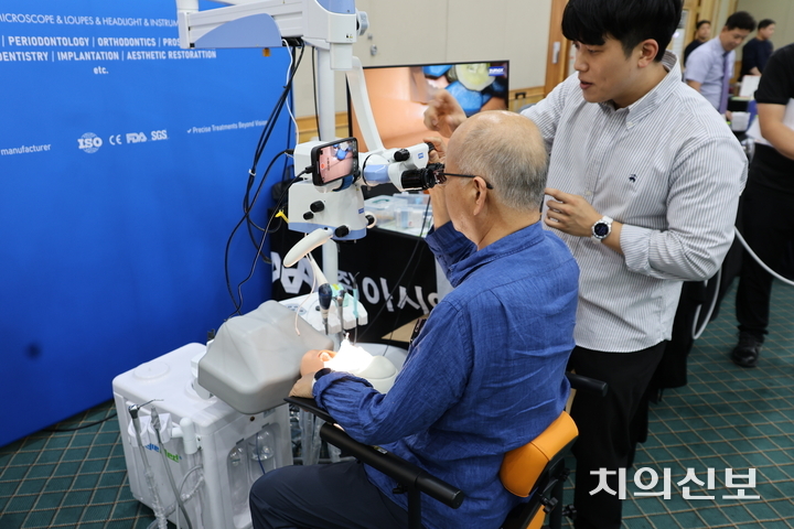경북지부는 지난 17~18일 2025 춘계학술대회를 개최한 가운데, 참가 회원이 전시된 기자재를 체험 중이다.<천민제 기자>