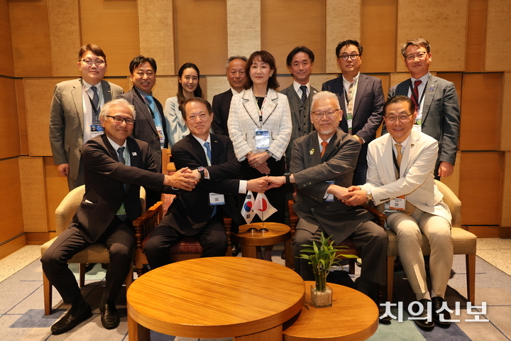 한국 대표단이 지난 13일 일본치과의사협회(JDA) 대표단과 간담회를 가졌다.<정현중 기자>