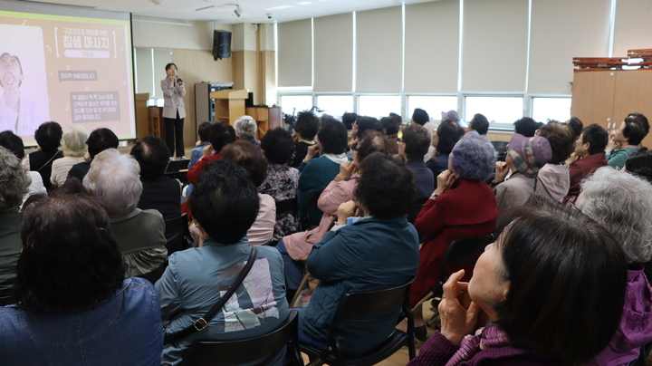 어르신들에게 구강 건강의 중요성을 알리고 충치와 잇몸병 등 노년기 주요 질환을 예방하기 위한 구체적인 관리법도 함께 전달했다.