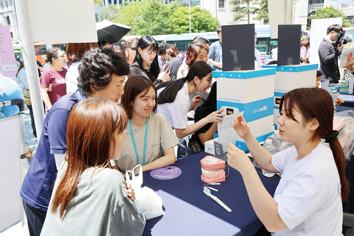 지난해 구강보건의 날 행사에서 치협 등 유관단체가 시민 체험 부스를 운영해 성황을 이뤘다.